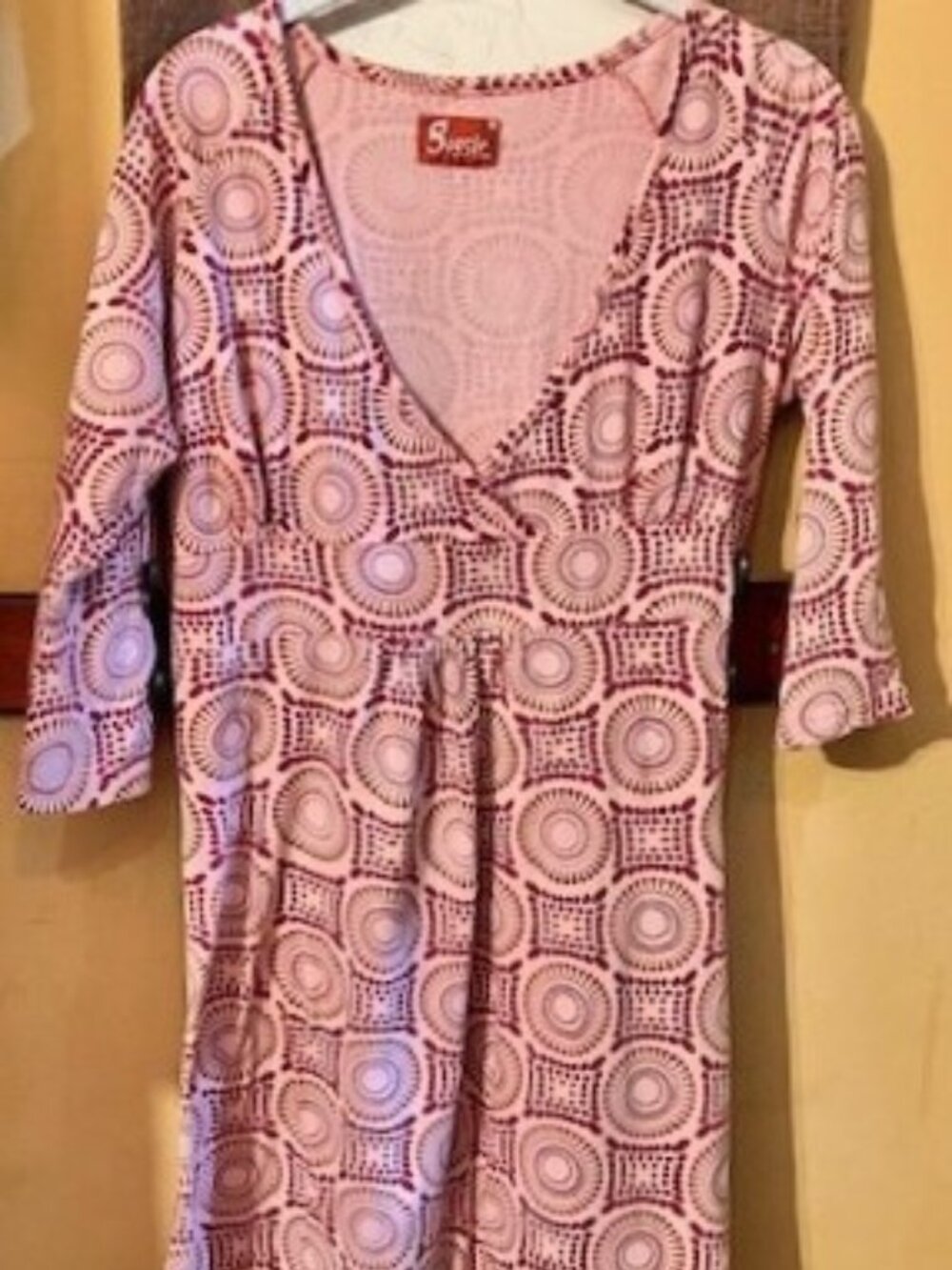 Gorgeous Rare Pink Pattern Soft V-neck dress by Giggle, Medium, Hard to Find